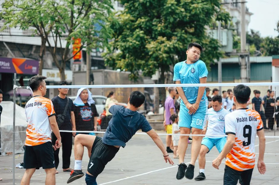 诺里斯排位赛失误失去杆位，迈凯伦正赛策略遭遇重重考验